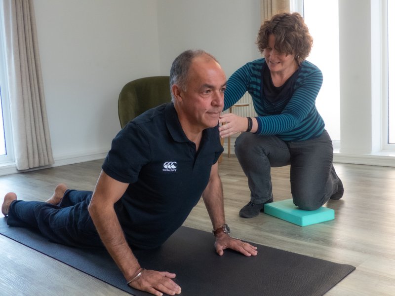 121 yoga therapy adjusting upward dog